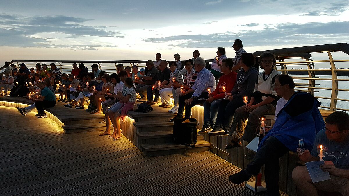 Atempause am Meer: Die Andacht findet unter freiem Himmel mit Blick auf's Wasser statt.
