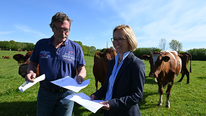 Bischöfin Nora Steen und Landwirt Dirk Petersen auf Feld in Angeln Bischöfin Nora Steen und Landwirt Dirk Petersen auf Feld in Angeln