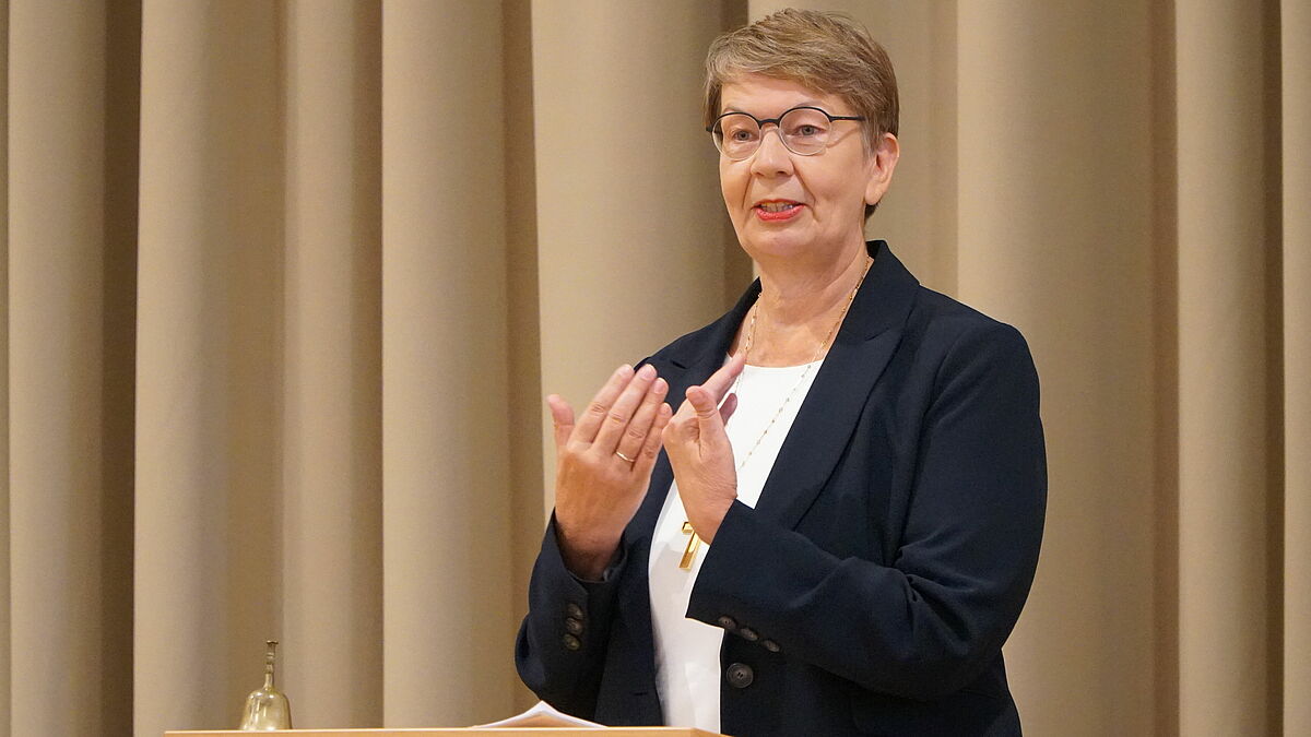 Landesbischöfin Kristina Kühnbaum-Schmidt hatte im Februar 2021 Expertinnen und Experten zur Diskussion über den assistierten Suizid geladen. Jetzt erscheint das Buch zur Debatte. 