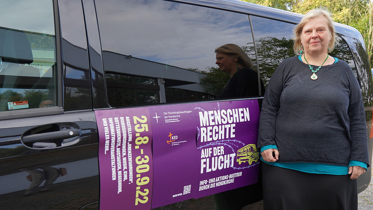Die Flüchtlingsbeauftragte der Nordkirche, Dietlind Jochims, vor dem Info-Mobil auf der Synode. Seit dem 25. August 2022 tourt es durch die Nordkirche. "Menschenrechte auf der Flucht" lautet das Motto. An Bord ist auch eine Ausstellung von Pro Asyl.