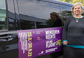 Die Flüchtlingsbeauftragte der Nordkirche, Dietlind Jochims, vor dem Info-Mobil auf der Synode. Seit dem 25. August 2022 tourt es durch die Nordkirche. "Menschenrechte auf der Flucht" lautet das Motto. An Bord ist auch eine Ausstellung von Pro Asyl.