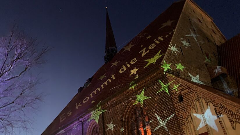 Die Künstlerin Katrin Bethge bringt die Sterne an St. Nicolai zum Leuchten. Die Projektion "Hoffnungsleuchten" ist noch bis Weihnachten zu sehen. Danach gibt es einen Wechsel. 