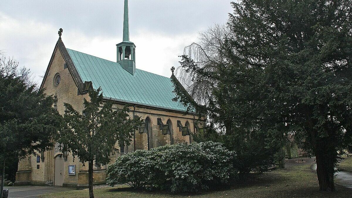 Südansicht: die evangelische Osterkirche im Eilbeker Jacobipark 