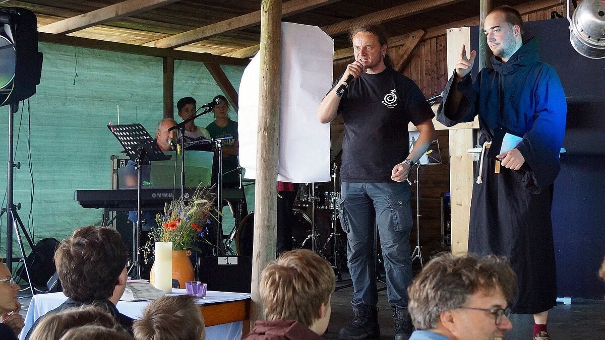 Pastor Mathias Thieme (l.) auf dem Konfi-Camp in Sassen