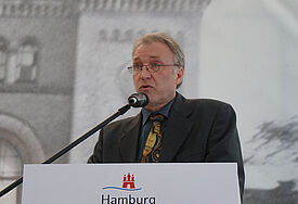 Dr. Stephan Linck ist Studienleiter für Erinnerungskultur und Gedenkstättenarbeit in der Evangelischen Akademie der Nordkirche, hält einen Vortrag zum Gedenkort Hannoverscher Bahnhof in Hamburg.