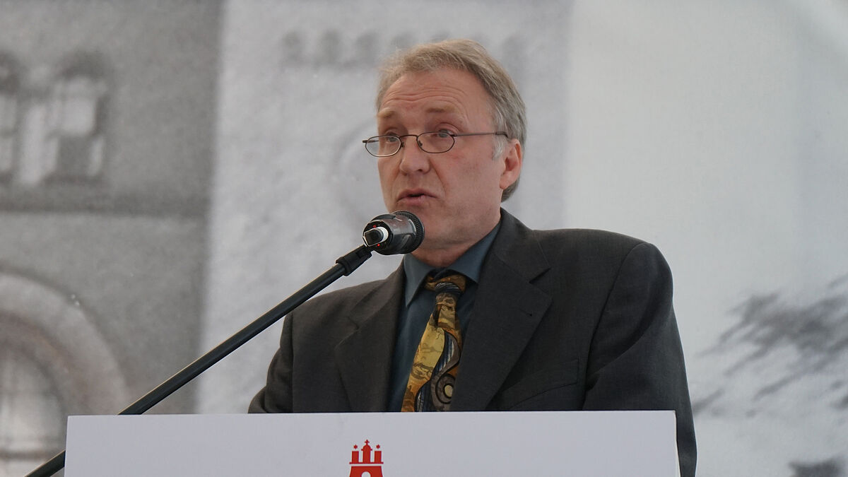 Dr. Stephan Linck, Studienleiter für Erinnerungskultur und Gedenkstättenarbeit in der Evangelischen Akademie der Nordkirche, hält einen Vortrag zum Gedenkort Hannoverscher Bahnhof in Hamburg.