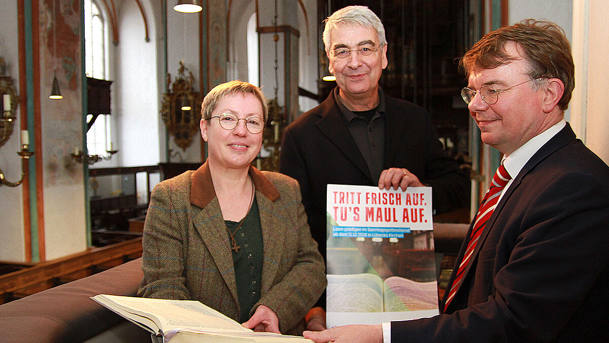 Pröpstin Petra Kallies, Pastor Lutz Jedeck und Christian Schwandt vom Theater Lübeck auf der Kanzel in St. Jakobi