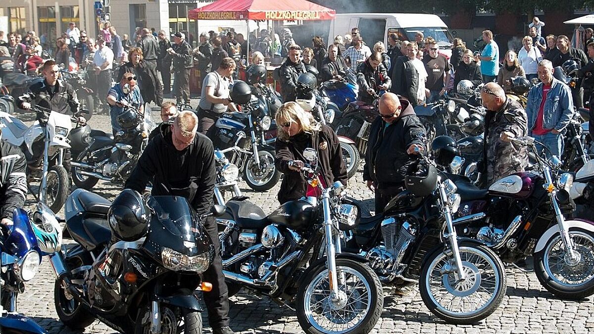Biker:innen auf dem Greifswalder Marktplatz