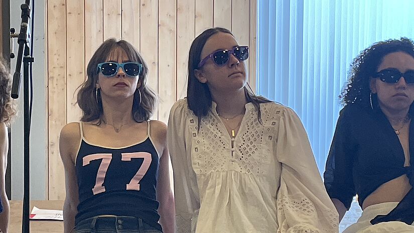 Lena (links) und Finja (Mitte) beim letzten Probenwochenende vor der Premiere.