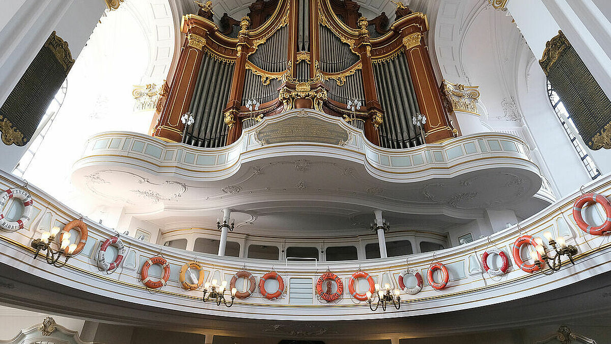 Insgesamt hängen mehr als 60 Rettungsringe im Kirchenschiff und an den Orgelemporen der großen Barockkirche. Anlass für die Aktion ist der dramatische Besucherrückgang wegen der Corona-Pandemie. 