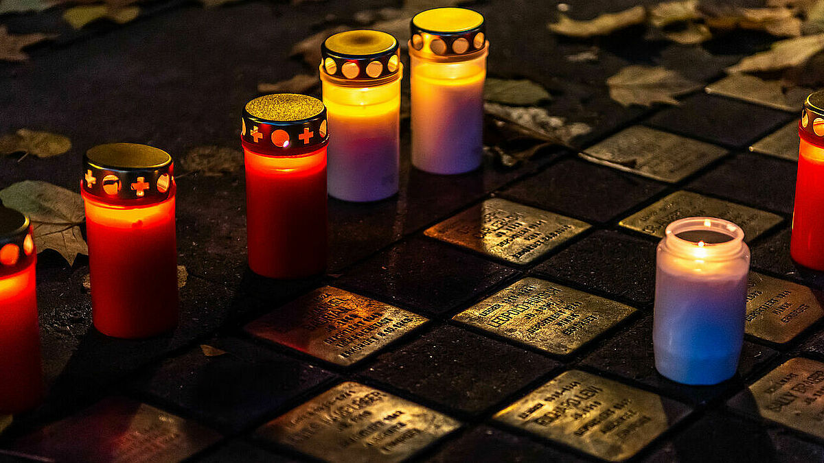 Ein stilles Gedenken, indem man Kerzen entzündet und Orte jüdischen Lebens wie Stolpersteine aufsucht, ist auch in Zeiten von Corona möglich.