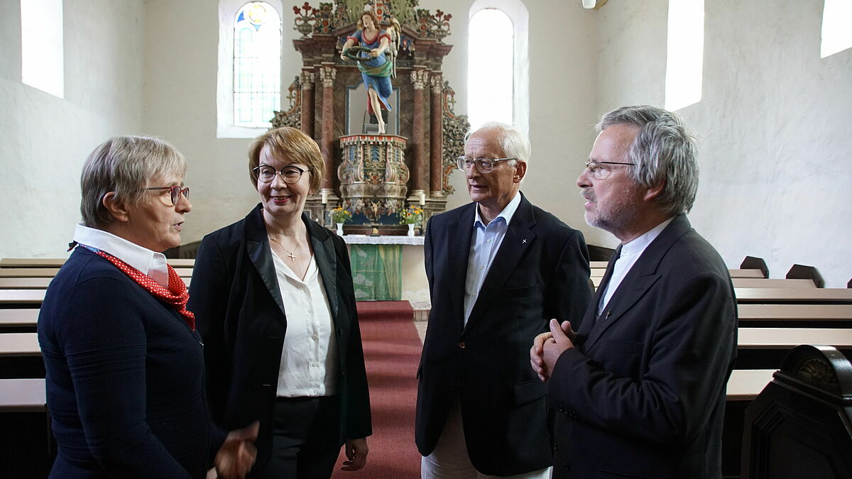 Landesbischöfin besuchte am 14. Juli 2019 uckermärkische Kirchengemeinden: Kristina Kühnbaum-Schmidt (2.v.l.)  besichtigt gemeinsam mit Prädikantin Dr. Christa Hoffmann, Gerd-Henning Keunecke, Erste Kirchenleitung der Nordkirche, und Pastor Manfred Hojczyk die Kirche im uckermärkischen Wismar. Foto: Nordkirche/Döbler