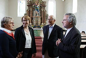 Landesbischöfin besuchte am 14. Juli 2019 uckermärkische Kirchengemeinden: Kristina Kühnbaum-Schmidt (2.v.l.)  besichtigt gemeinsam mit Prädikantin Dr. Christa Hoffmann, Gerd-Henning Keunecke, Erste Kirchenleitung der Nordkirche, und Pastor Manfred Hojczyk die Kirche im uckermärkischen Wismar. Foto: Nordkirche/Döbler
