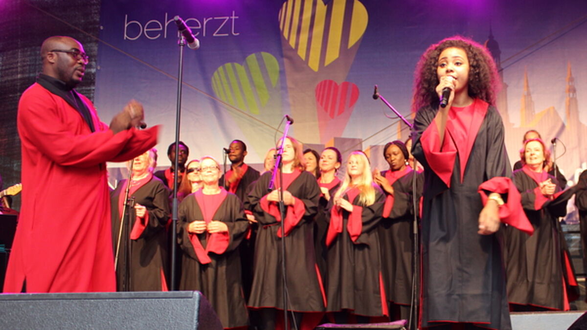 Gospel vom Feinsten: Die Hamburg Gospel Ambassadors unterhielten die Besucher auf der Bühne in der Spitaler Straße