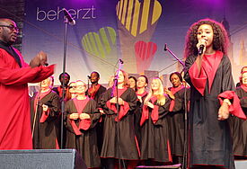 Gospel vom Feinsten: Die Hamburg Gospel Ambassadors unterhielten die Besucher auf der Bühne in der Spitaler Straße