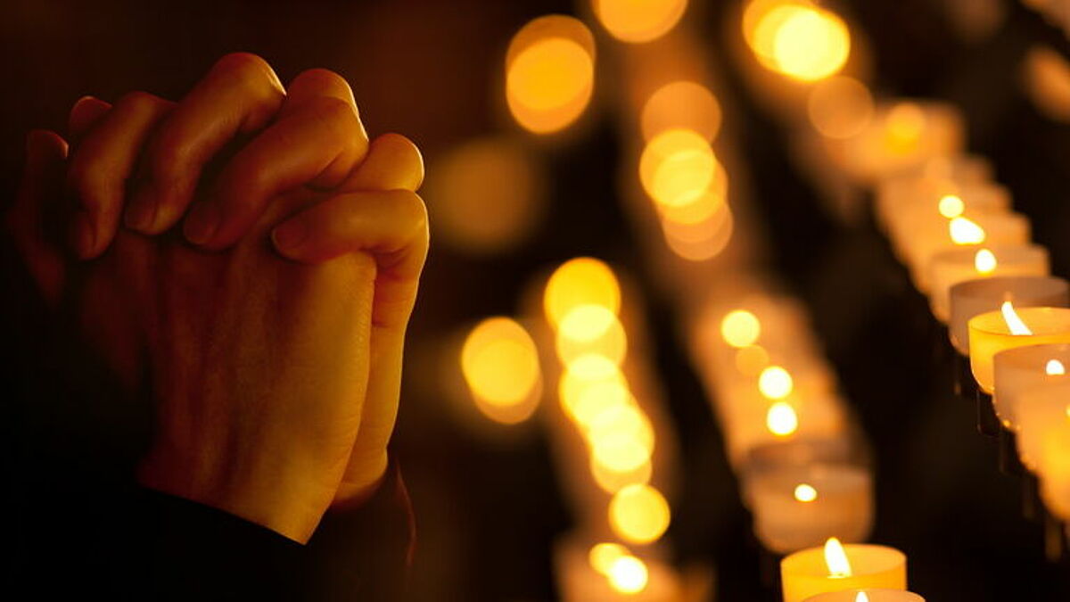 Zu einem Friedensgebet wird in die Hauptkirche St. Petri eingeladen (Symbolbild)
