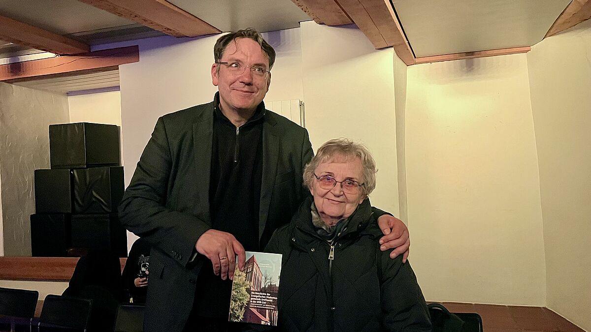 Historiker Christoph Wunnicke hat das Erbe von Wolfgang Gräfe übernommen und dessen Recherchen weitergeführt und zu einem Buch zusammengefasst. Zusammen mit der Witwe Gertraute Gräfe stellt er das Ergebnis in Greifswald vor.