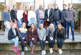 Oberstufenschülerinnen und -schüler aus Schleswig, Lehrer Burkhard Kleist (Lornsenschule) und Pastor Dr. Wilko Teifke (Bischofskanzlei Schleswig)