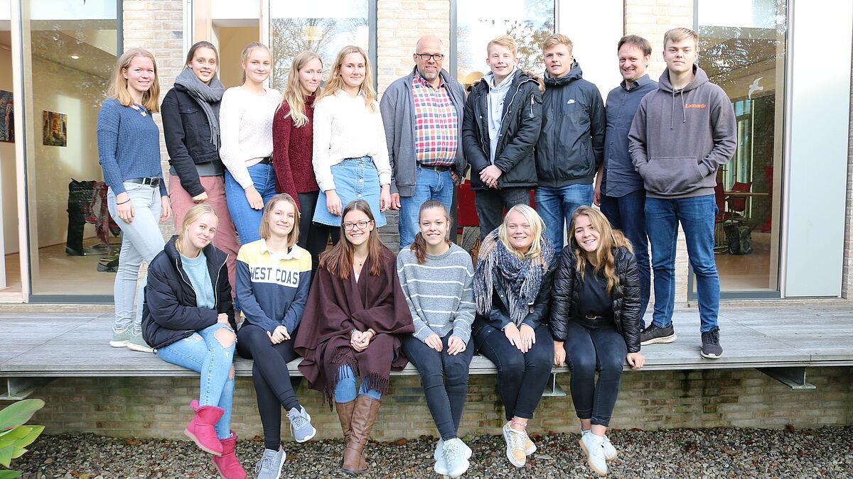 Oberstufenschülerinnen und -schüler aus Schleswig, Lehrer Burkhard Kleist (Lornsenschule) und Pastor Dr. Wilko Teifke (Bischofskanzlei Schleswig)