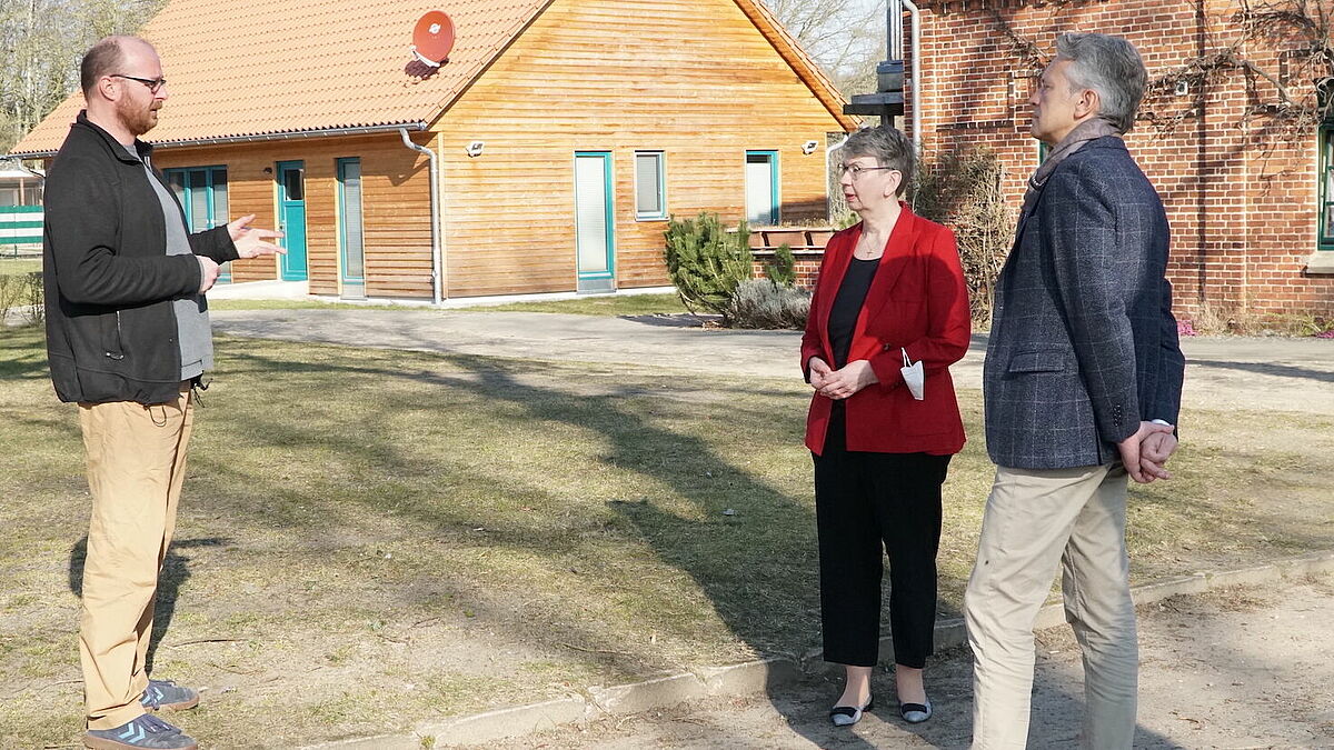 Landesbischöfin Kristina Kühnbaum-Schmidt im Gespräch mit dem Leiter der Unterkunft Michael Güldner (links) und dem Landeskirchlichen Beauftragten von Mecklenburg-Vorpommern Markus Wiechert (rechts) über die aktuelle Situation und an welchen Stellen noch Hilfe benötigt wird.