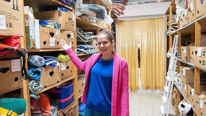 Die Leiterin des Sozialkaufhauses in Neumünster, Diana Lenz, zeigt das Lager für die gespendeten Waren.
