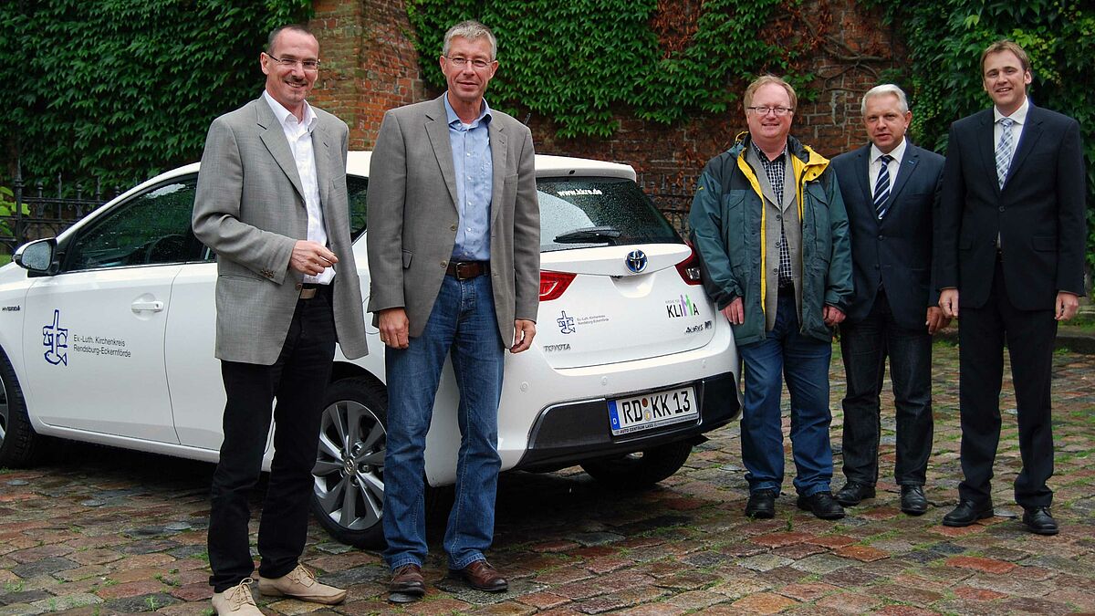 Für mehr Klimaschutz im Kirchenkreis: Propst Matthias Krüger, Propst Sönke Funck, der Umweltbeauftragte der Nordkirche Jan Christensen, Pastor Ulrich Kaufmann und Verwaltungsleiter Hagen von Massenbach (v.l.) 