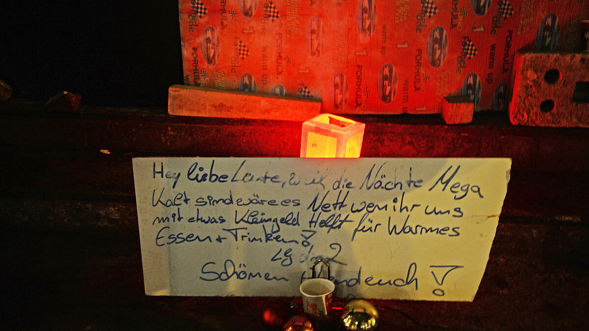 Die Nächte sind kalt und nicht alle Menschen haben einen Platz in einer Wohnung oder Notunterkunft. Was wir theoretisch wissen, wird mit einem Virtual-Reality-Spiel sehr eindringlich erlebbar. Eine Gruppe von Schüler*innen hat es ausprobiert und erfahren, wie sich das Leben auf der Straße anfühlen kann. 