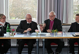 Unterzeichnung der Partnerschaftsvereinbarung der Nordkirche mit der Diözese Ely (v.l.): Margrit Semmler (Kirchenleitung), Landesbischof Gerhard Ulrich, Bischof Stephen Conway, Archdeacon Dr. Alex Hughes. Foto: Most-Werbeck