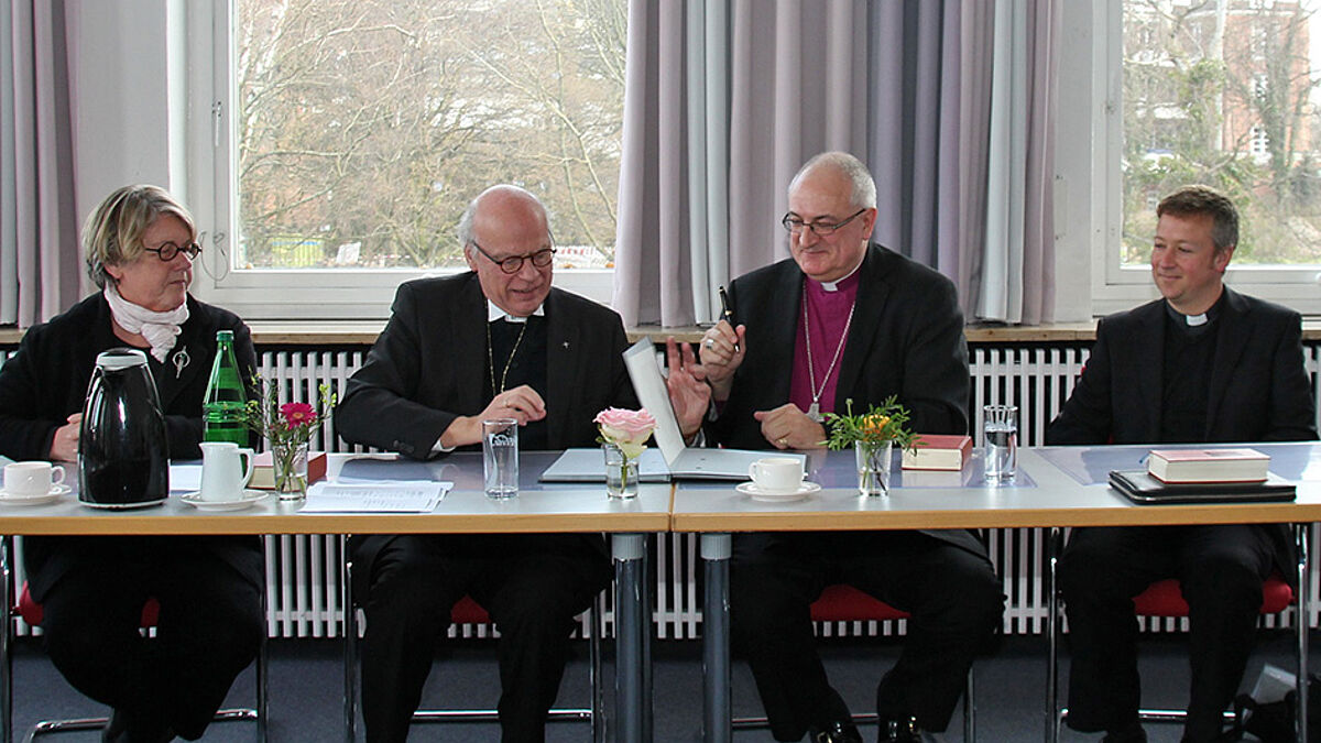 Unterzeichnung der Partnerschaftsvereinbarung der Nordkirche mit der Diözese Ely (v.l.): Margrit Semmler (Kirchenleitung), Landesbischof Gerhard Ulrich, Bischof Stephen Conway, Archdeacon Dr. Alex Hughes. Foto: Most-Werbeck