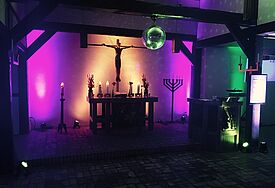 Besonderes Licht in St. Gabriel: Zu Nacht der Kirchen in Kiel werden die Innenräume ungewöhnlich illuminiert.
