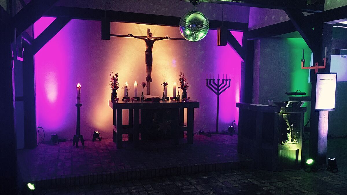 Nacht der Kirchen Kiel 2016 St Gabriel Kirche Russee 10 Besonderes Licht in St. Gabriel: Zu Nacht der Kirchen in Kiel werden die Innenräume ungewöhnlich illuminiert.