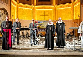 Eröffnung der Nacht der Kirchen in Hamburg 2021 mit Weihbischof Horst Eberlein, Moderator Daniel Kaiser NDR 90,3, Erster Bürgermeister Peter Tschentscher, Bischöfin Kirsten Fehrs, Propst Dr. Martin Vetter, Vorsitzender der ACKH Pastor Uwe Onnen (von links).  