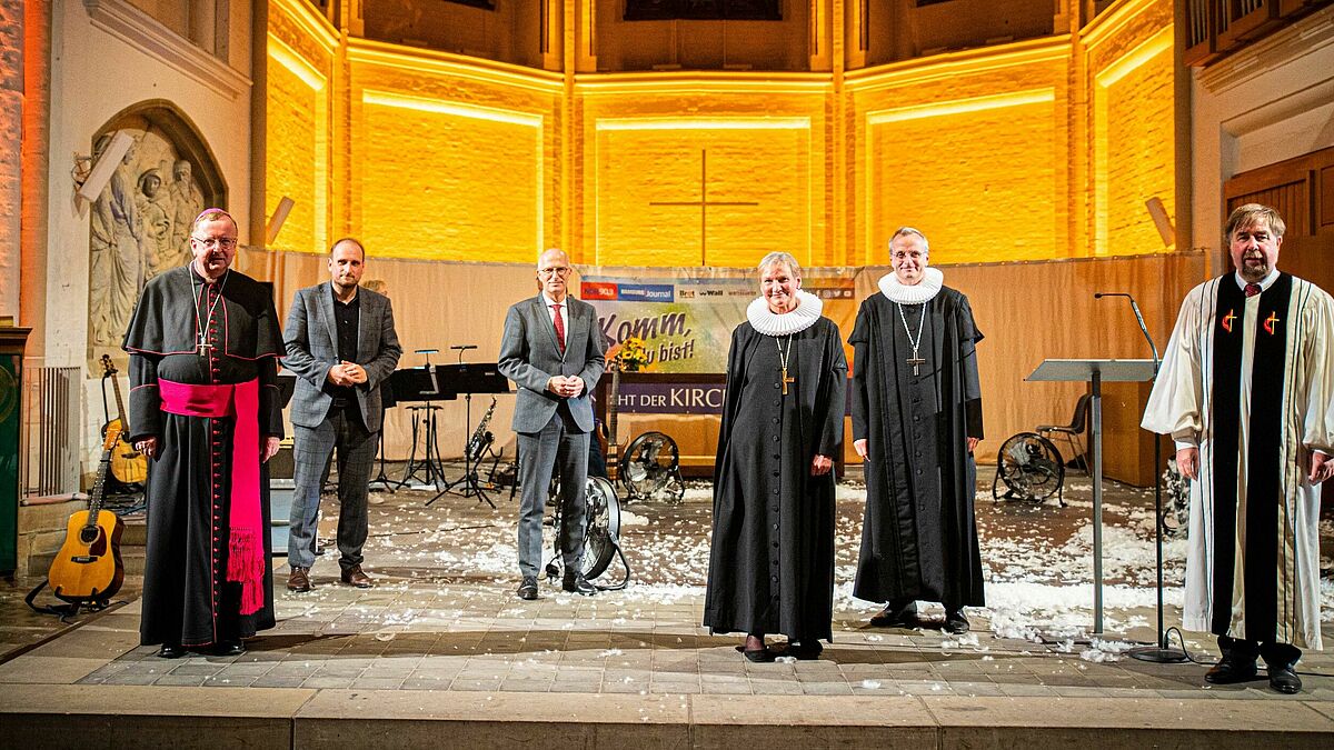Eröffnung der Nacht der Kirchen in Hamburg 2021 mit Weihbischof Horst Eberlein, Moderator Daniel Kaiser NDR 90,3, Erster Bürgermeister Peter Tschentscher, Bischöfin Kirsten Fehrs, Propst Dr. Martin Vetter, Vorsitzender der ACKH Pastor Uwe Onnen (von links).  