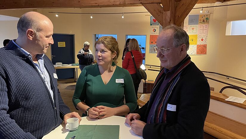 Daniel Hettwich, Flüchtlingsbeauftragter im Kirchenkreis Ostholstein, mit Propst Peter Barz und Julia Samtleben, Bürgermeisterin von Stockelsdorf.