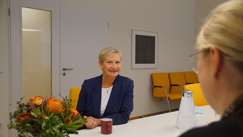 Bischöfin Fehrs im Interview in der Bischofskanzlei in Hamburg. Bischöfin Fehrs im Interview in der Bischofskanzlei in Hamburg.