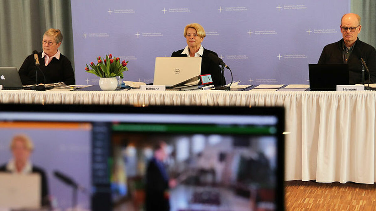 Das Präsidium verfolgt den Gottesdienst der Seemannsmission