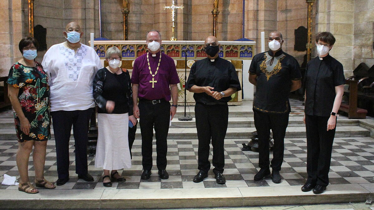 Die Reise führte die Teilnehmerinnen und Teilnehmer auch in die anglikanische St. Georg Cathedral, in der Desmond Tutu begraben liegt. Von links: Desiree und Thelo Wakefield von der lutherischen Partnergemeinde in Kapstadt, Änne Lange (Rostock), Bischof Tilman Jeremias (Greifswald), Dean Michael Weeder von der St. Georg Cathedral (Anglikaner),  Dean deVries Bock von der lutherischen Partnerkirche in Kapstadt und Katharina Davis (ZMÖ).


