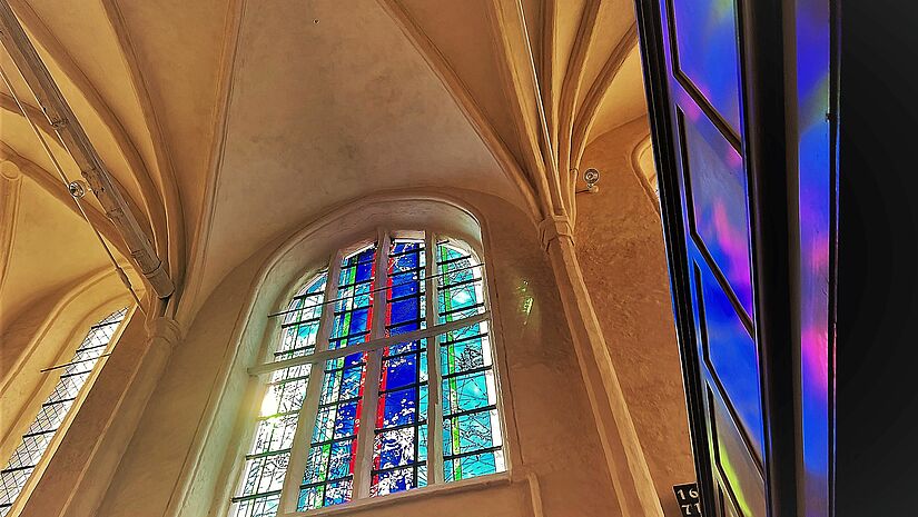 Annenkapelle in Greifswald mit Fenster des Glaskünstlers Andreas Wolff