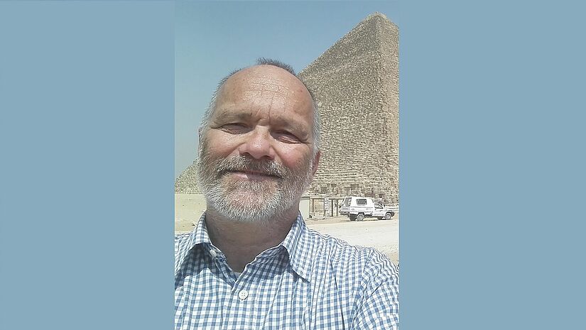 Markus Schildhauer Porträt von Markus Schildhauer, im Hintergrund eine Pyramide