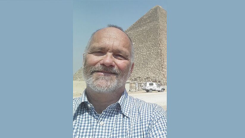 Porträt von Markus Schildhauer, im Hintergrund eine Pyramide