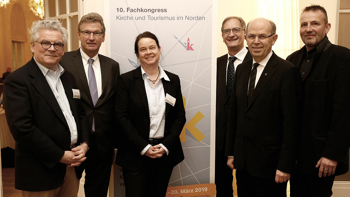 Aug der Fachtagung Kirche und Tourismus in Lübeck-TravemündeProf. Dr. Christian Anz (v.l.),  Dr. Cathrin Homp, Bernd Buchholz, Ulrich Schmidt, Bischof Gothart Magaard und Kersten Koepcke.