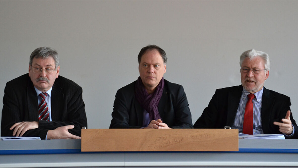 V.l.n.r.: Thomas Baum (Vizepräses), Dr. Andreas Tietze (Präses) und Claus Möller (Vors. des Finanzausschusses) auf der Landespressekonferenz im Kieler Landeshaus