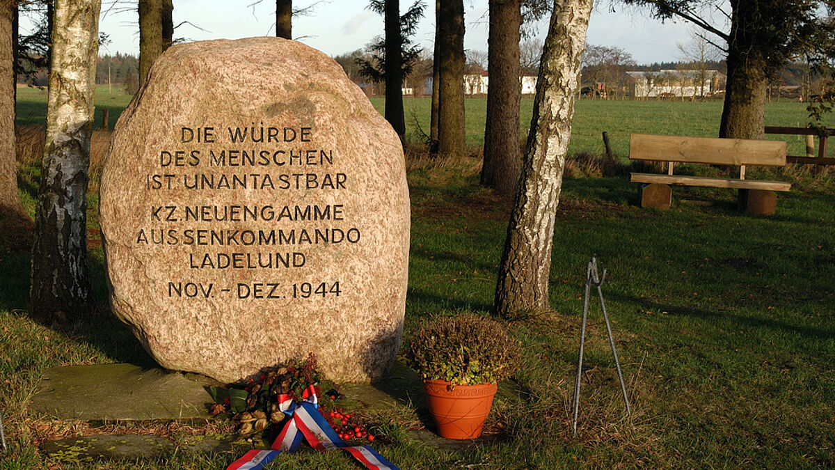 Am ehemaligen KZ-Gelände steht ein Gedenkstein