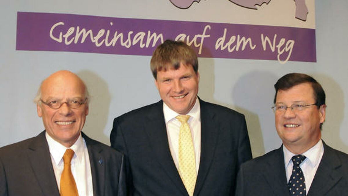 Der nordelbische Bischof Gerhard Ulrich (Schleswig), der mecklenburgische Bischof Andreas von Maltzahn (Schwerin) und der pommersche Bischof Hans-Jürgen Abromeit (Greifswald, v.l.n.r.) am Freitag (29.10.2010) im Ostseebad Travemünde zu Beginn der ersten Verfassunggebenden Synode der künftigen Nordkirche. Bis Sonntag werden die 266 Synodalen der nordelbischen, mecklenburgischen und pommerschen Kirche die Verfassung der künftigen Nordkirche beraten. Nach zwei weiteren Tagungen des Kirchenparlaments im Herbst 2011 und Anfang 2012 soll die Nordkirche Pfingsten 2012 gegründet werden. Mit 2,4 Millionen evangelischen Christen wäre sie dann die fünftgrößte Landeskirche in Deutschland. (Siehe epd-Meldung vom 29.10.2010)