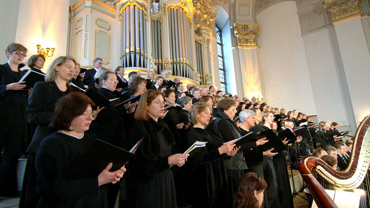Ein Chor singt im Hamburger Michel (Archivbild)