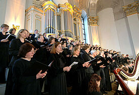 Ein Chor singt im Hamburger Michel (Archivbild)