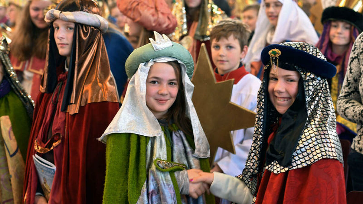 Die katholische Kirche hat am Donnerstag (29.12.2016) mit einem Auftaktgottesdienst in Neumarkt in der Oberpfalz die Sternsinger ausgesandt. Der Regensburger Bischof Rudolf Voderholzer sagte vor mehr als 2.000 Kindern, das Allerwichtigste beim Sternsingen seien nicht die Spenden, sondern der Segen und die Botschaft von Weihnachten. Die 59. Aktion Dreikoenigssingen steht unter dem Leitwort "Gemeinsam fuer Gottes Schoepfung - in Kenia und weltweit!". Das Dreikoenigssingen in Deutschland gilt als die groesste Hilfsaktion weltweit, die allein von Kindern getragen wird. Traeger der Kampagne sind das Kindermissionswerk "Die Sternsinger" und der Bund der Deutschen Katholischen Jugend (BDKJ). Sie wollen dieses Jahr darauf aufmerksam machen, wie sehr der Klimawandel das Leben von Menschen in aller Welt bedroht. (Siehe epd-Bericht vom 29.12.2016)