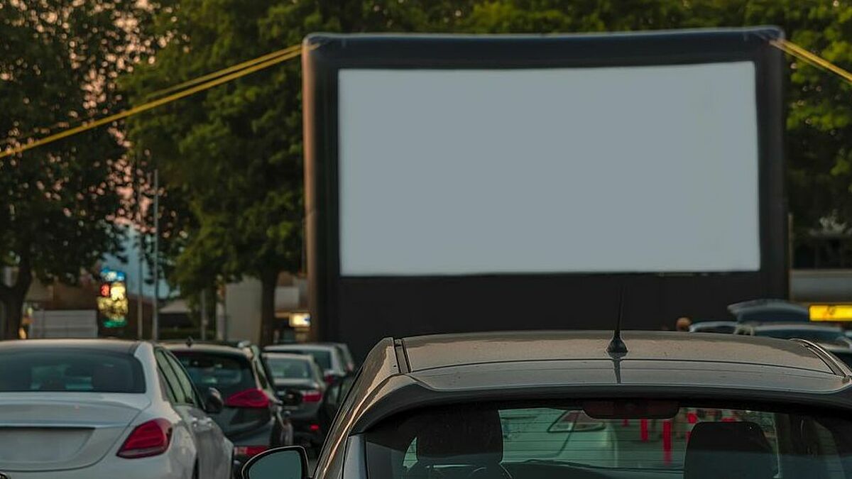 Auch ein Autokino ist in Corona-Zeiten ein guter Ort zum Gottesdienst feiern. (Symbolbild)