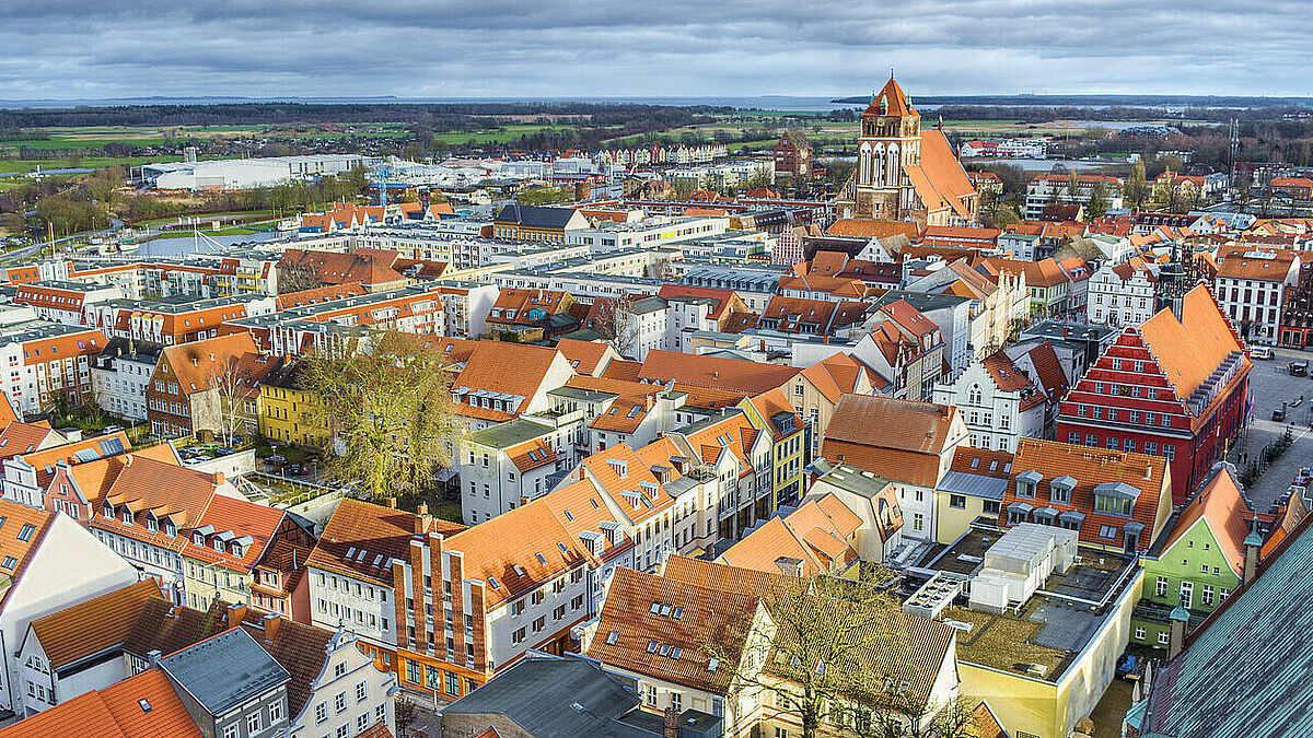 Blick vom Greifswalder Dom St. Nikolai über die Innenstadt. An bislang 14 Orten im Stadtgebiet sind für den 1. Mai Mahnwachen angemeldet.