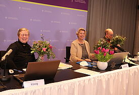 Präsidium mit Blumen von Landessbischöfin Kristina Kühnbaum-Schmidt 